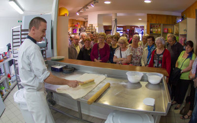 Démonstration de fabrication de gourmandises bretonnes à la Biscuiterie du Fort-Bloqué, Ploemeur (Morbihan)