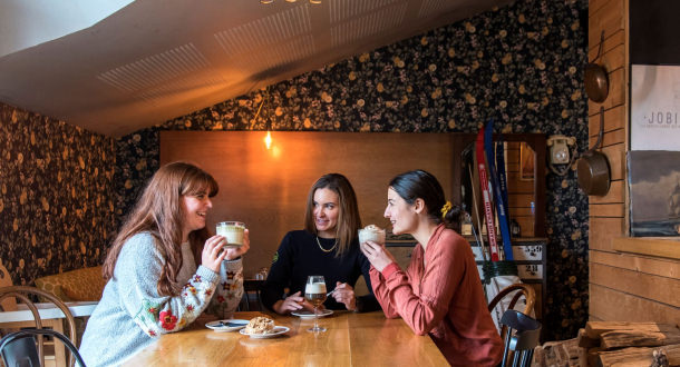 Café dans une ambiance cocooning au bar restaurant Les Garçons du Port sur l'île de Groix (Morbihan)