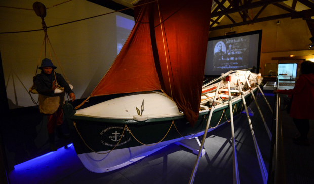 Canot de Philippe de Kerhallet, exposée au musée national de la Marine de Port-Louis (Morbihan)
