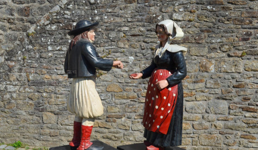 Lanester, statues originales du bonhomme et de la bonne femme des piliers du pont du Bonhomme