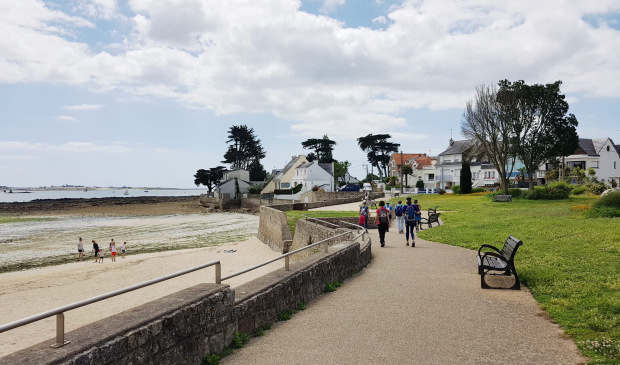 Randonneurs sur la voie verte vers la Nourriguel à Larmor-Plage