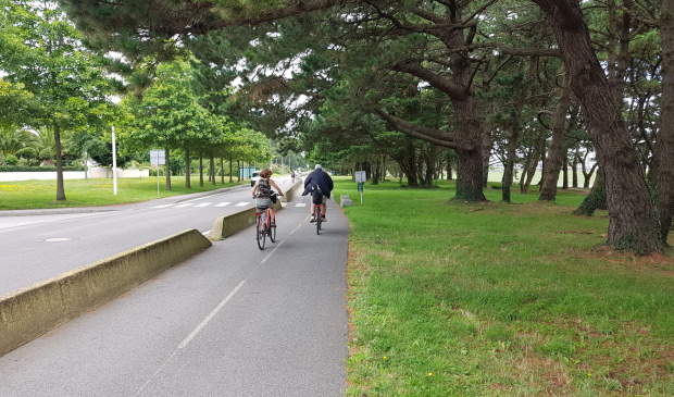 Couple à vélo sur la voie verte de Larmor-Plage
