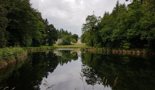 Vue sur le château depuis le domaine de Kerlivio à Brandérion (Morbihan)