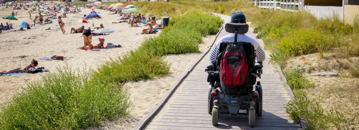 Chemin d’accès de la plage de l'Anse du Stole à Plœmeur, plage labellisée Tourisme & Handicap (Morbihan)