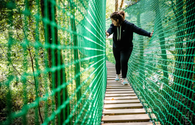 Chemin suspendu au parc animalier Les Terres de Nataé, à Pont-Scorff (Morbihan)