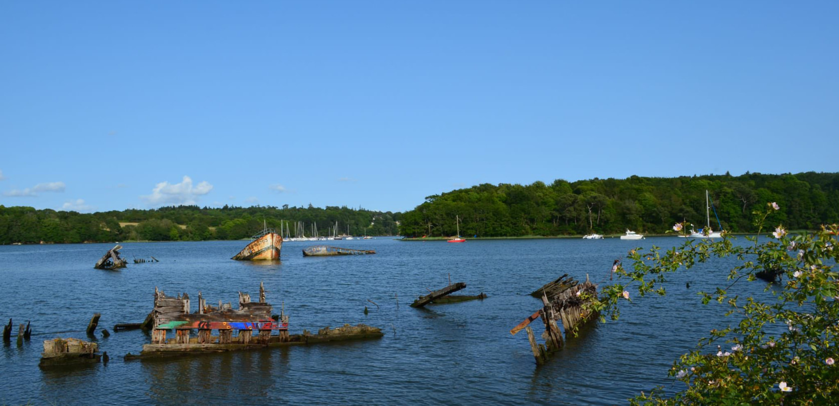 Cimetière de bateaux dans la vallée du Blavet, à Lanester.