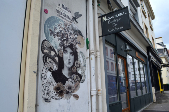 Collage de la street artiste Mélanie Busnel dans le centre-ville de Lorient (Morbihan) - ©LBST