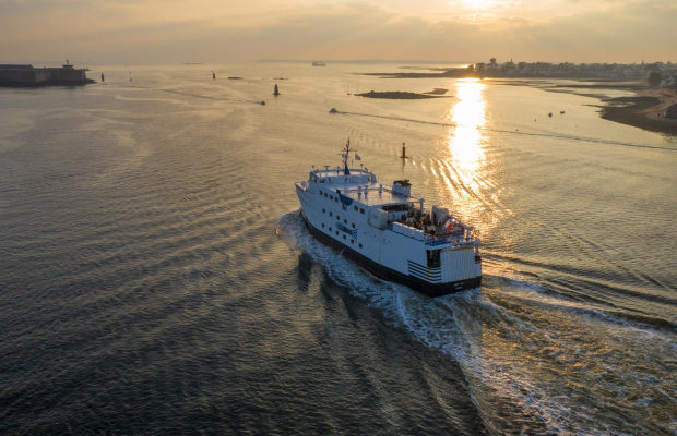 Le bateau de Groix sort de la rade de Lorient en soirée.