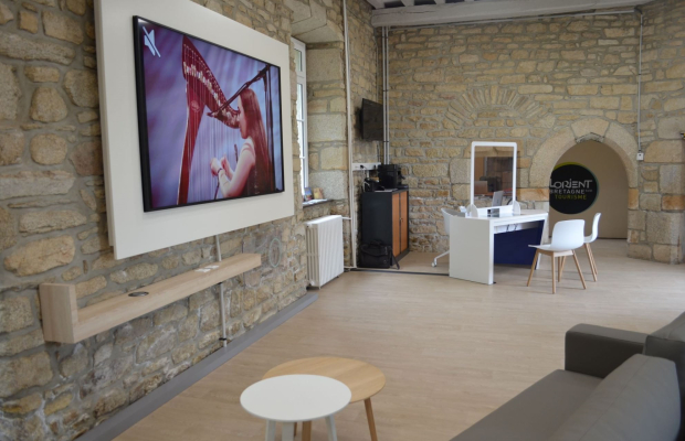 Conseil en séjour à l'office de tourisme de Ploemeur, dans le centre-ville (Morbihan)