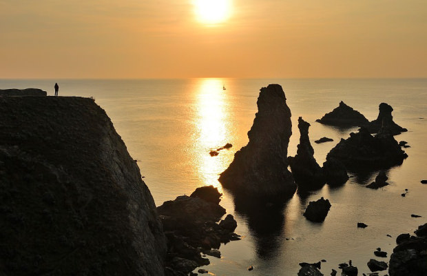 Les Aiguilles de Port-Coton au coucher de soleil à Belle-Île-en-Mer, dans le Morbihan (Bretagne Sud)