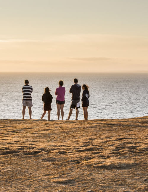 Contemplatif devant le coucher de soleil, Pen Men à Groix