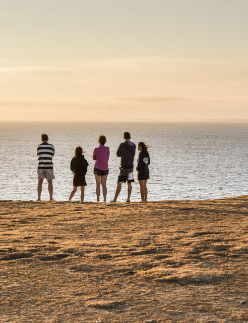 Contemplatif devant le coucher de soleil, Pen Men à Groix