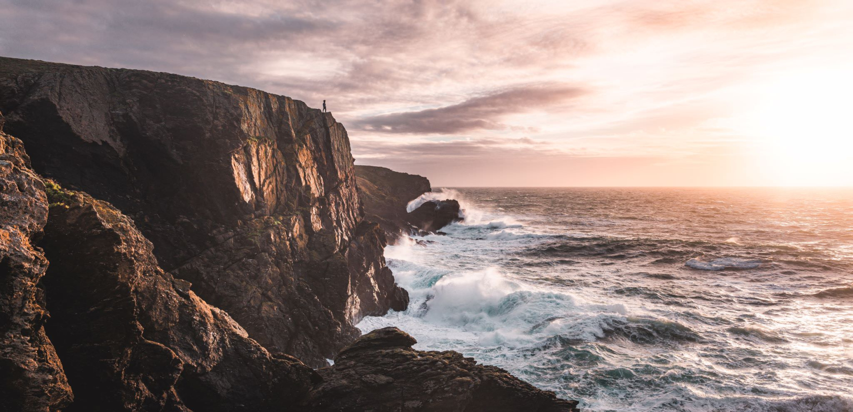 Coucher de soleil et tempête sur la pointe de Pen Men, côte sauvage de l'île de Groix (Morbihan)