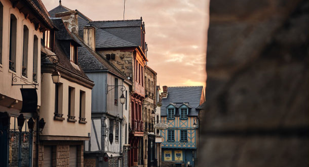 Coucher de soleil dans le centre-ville de Josselin, maisons à pans de bois (Morbihan, Bretagne Sud)