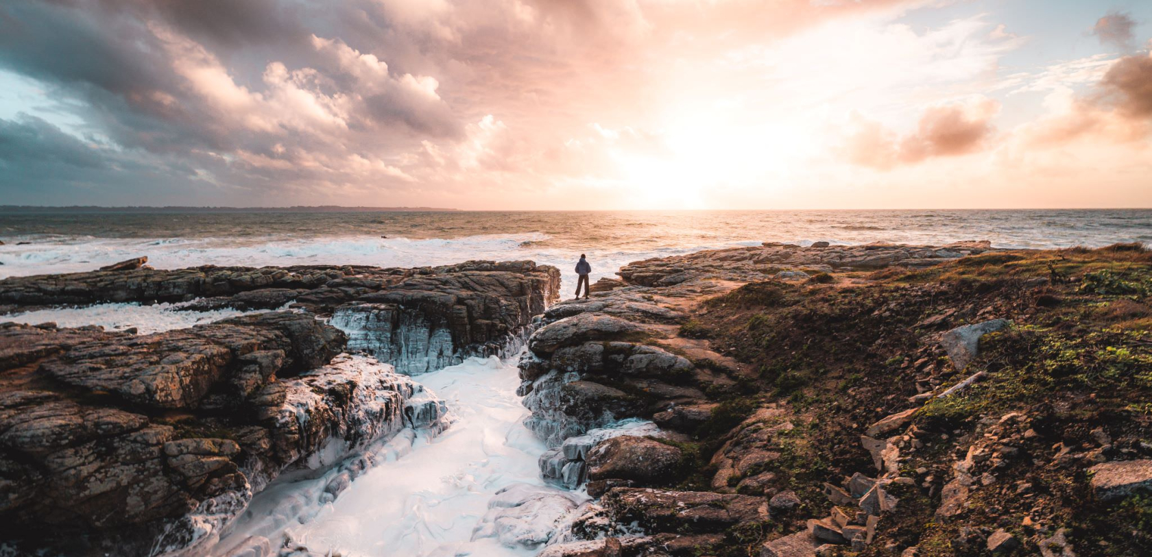 Coucher de soleil par tempête sur la côte de Kerroch à Ploemeur (Morbihan)