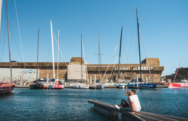 Couple à Lorient la base, devant le pôle course au large (Morbihan)