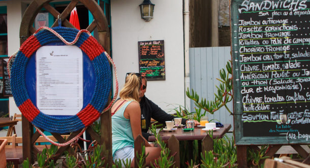 Petit café en terrasse sur l'Ile de Groix