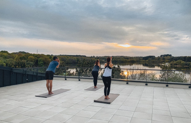 Cours de yoga au centre de bien-être Séquoïa à Larmor-Plage (Morbihan)