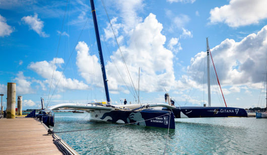 Le trimaran Gitana au pôle course au large de Lorient La Base.