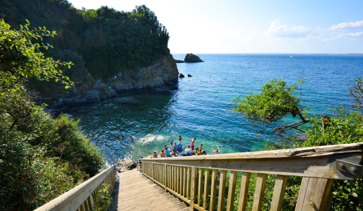 Baignade sur la crique de la côte d'Héno, à côté de Port-Tudy, sur l'île de Groix (Morbihan)