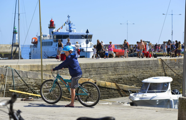 Vélo sur le quai du bateau de l'île de Groix.