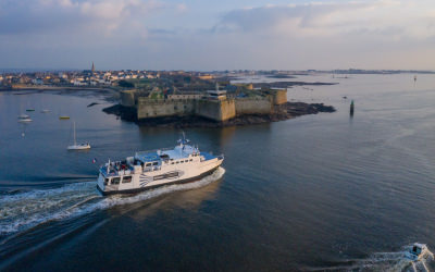 Ferry, bateau de traversée pour l'île de Groix devant la Citadelle de Port-Louis (Morbihan)