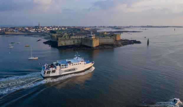 Ferry, bateau de traversée pour l'île de Groix devant la Citadelle de Port-Louis (Morbihan)