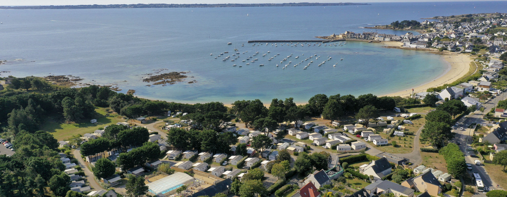 Vue aérienne du camping Yelloh ! Village Belle Plage à Ploemeur et de la plage de l'Anse du Stole, Morbihan.