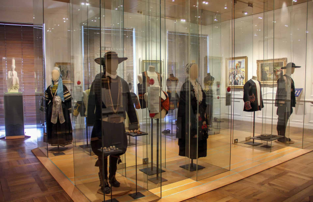 Collection et exposition de costumes bretons au musée départemental breton de Quimper (Finistère, Bretagne Sud)