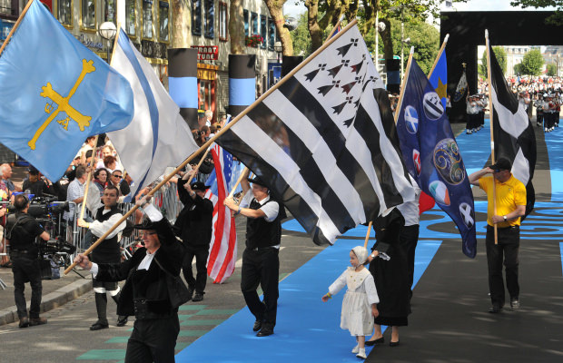 Lorient, drapeaux pendant la grande parade du festival interceltique