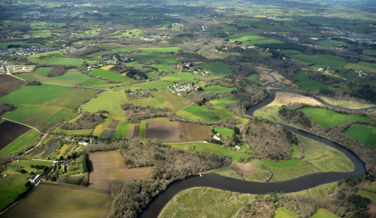 Vue aérienne de la campagne, du Scorff et du Scave à Quéven