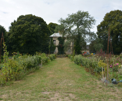 Plœmeur, vue sur le potager dans les jardins partagés du domaine de Soye.