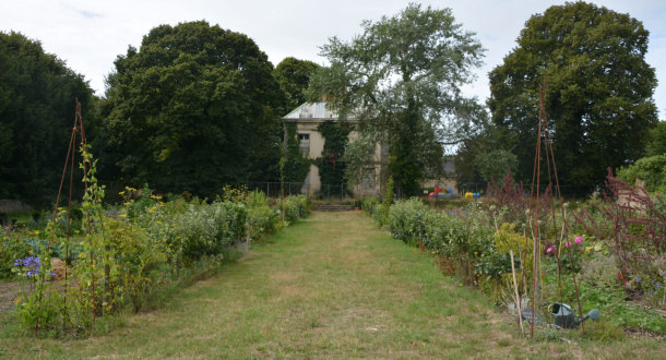 Plœmeur, vue sur le potager dans les jardins partagés du domaine de Soye.