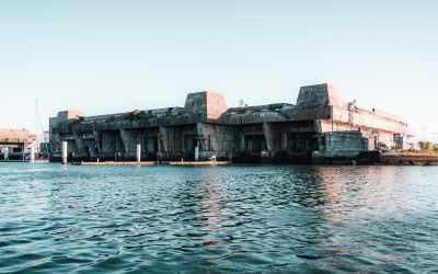 La base de sous-marins de Lorient La Base (Morbihan) vue de la mer