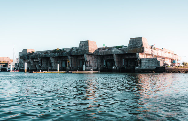 La base de sous-marins de Lorient La Base (Morbihan) vue de la mer