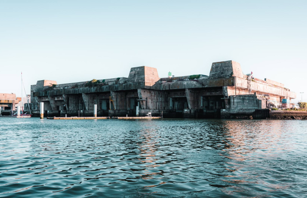 La base de sous-marins de Lorient La Base (Morbihan) vue de la mer