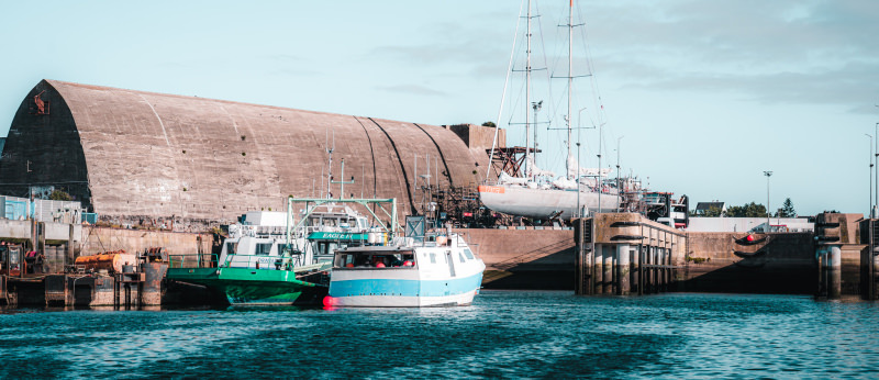Aire de réparation navale au port de pêche de Lorient (Morbihan)