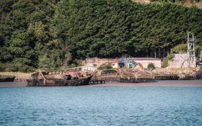 Vue depuis l'eau du cimetière de bateaux de Kerhervy, sur le Blavet à Lanester (Morbihan) - ©Lezbroz - LBST