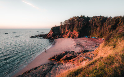 Lever de soleil sur la plage des sables rouges à Groix (Morbihan)