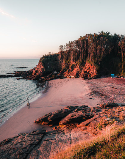 Lever de soleil sur la plage des sables rouges à Groix (Morbihan)