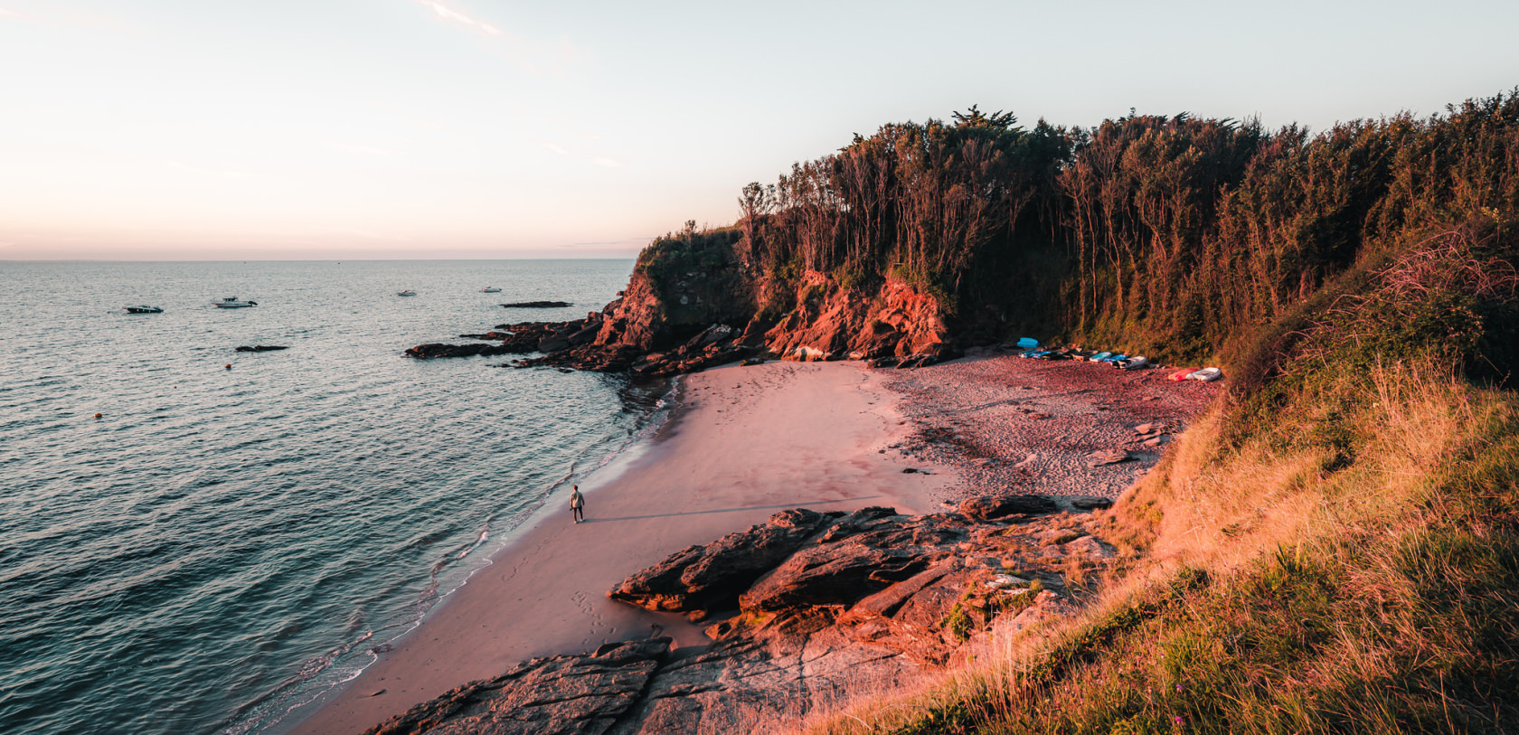 Lever de soleil sur la plage des sables rouges à Groix (Morbihan)