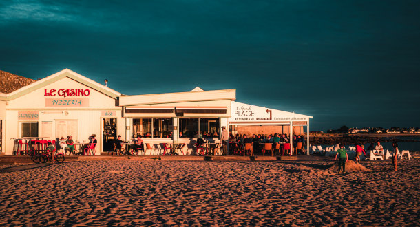 Port-Louis, le restaurant La Grande Plage et sa terrasse sur la plage (Morbihan)