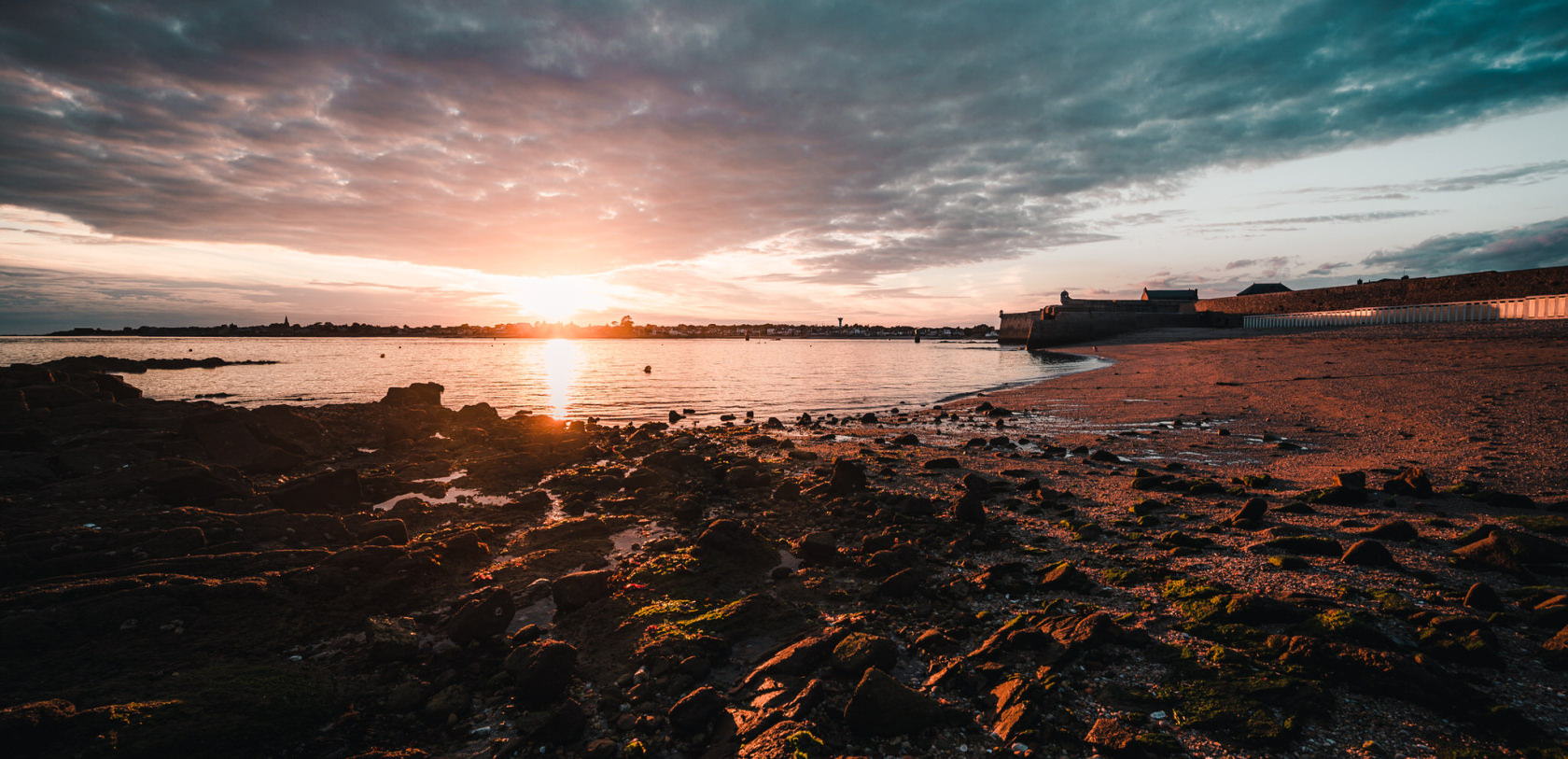 coucher de soleil sur la plage des Pâtis à Port-Louis