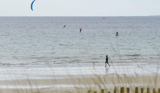 Kitesurf sur la plage du Fort-Bloqué à Ploemeur (Morbihan)