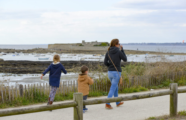 Famille en balade sur la voie vert du littoral à Ploemeur, Morbihan.