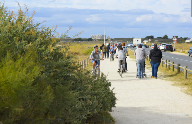 Sentier côtier sur la voie verte du littoral de Ploemeur à Guidel (Morbihan)