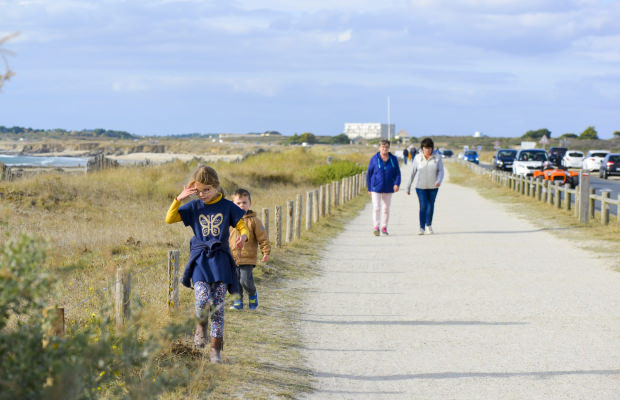 Enfants sur la voie verte du littoral à Ploemeur