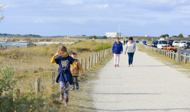 Enfants sur la voie verte du littoral à Ploemeur