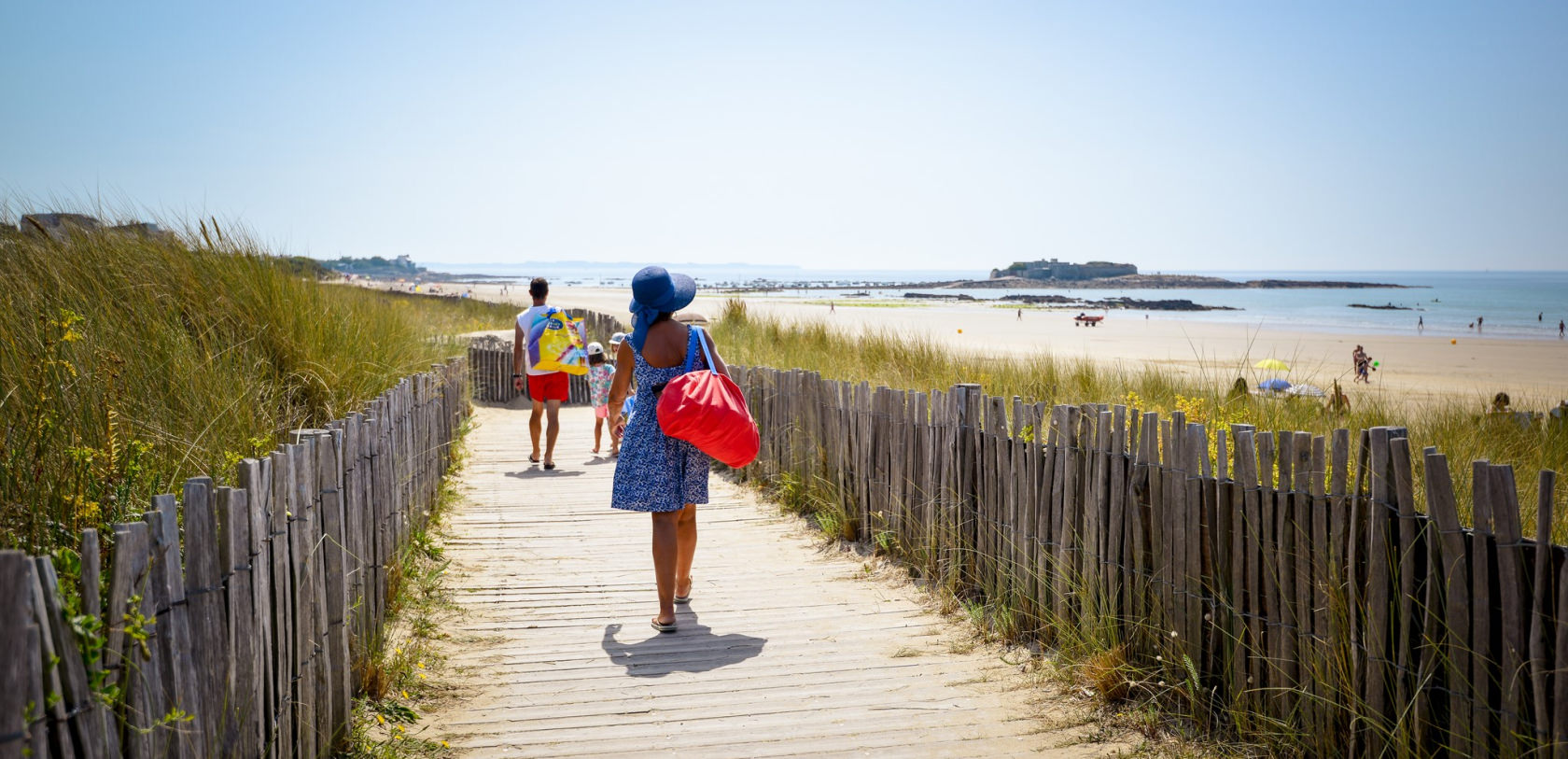 Plage du Fort-Bloqué, Ploemeur-Guidel - ©E. Lemee - LBST ploemeur- famille-de-dos-plage-fort-bloque-emmmanuel-lemee.jpg