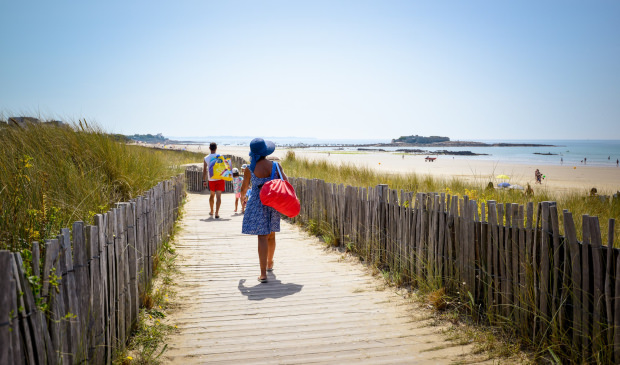 ploemeur- famille-de-dos-plage-fort-bloque-emmmanuel-lemee.jpg